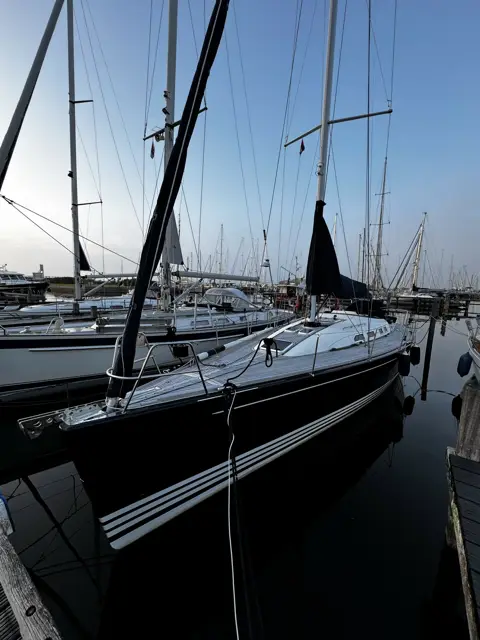Dunkle Segelyacht am Steg im Abendlicht