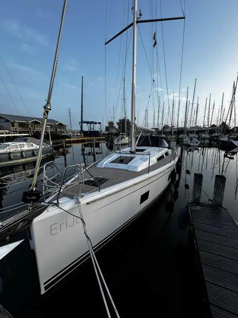 Weiße Segelyacht an der Box, dahinter der Hafen
