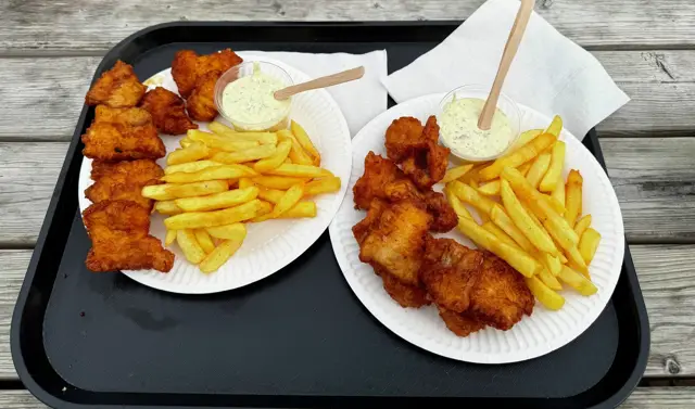 Zwei Teller Kibbeling mit Pommes und Knoblauchsoße