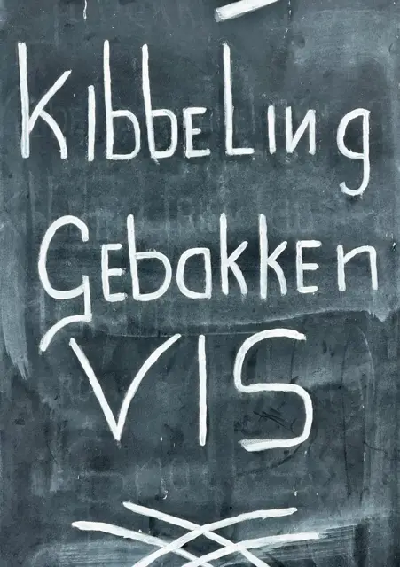 Kreidetafel mit der Aufschrift „Kibbeling Gebakken Vis“