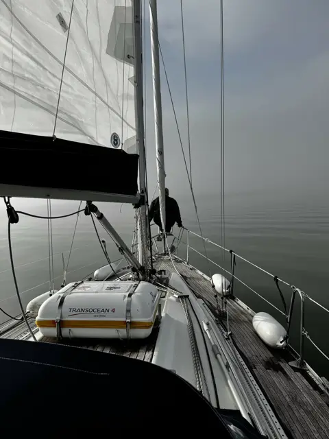 Blick vom Cockpit nach vorn über das Deck in den Dunst