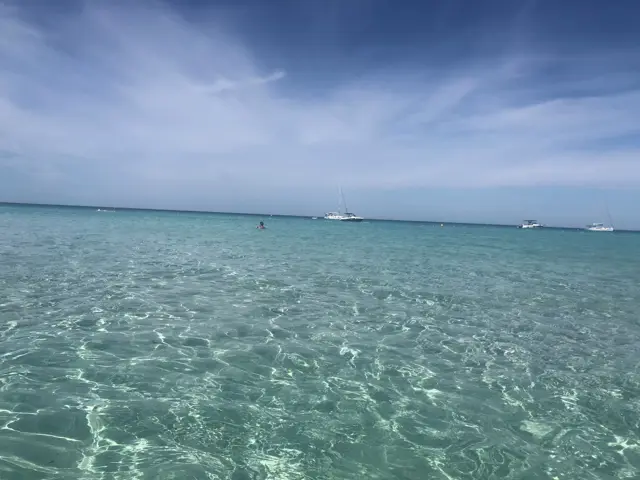 Türkisfarbenes, klares Wasser über Sandgrund