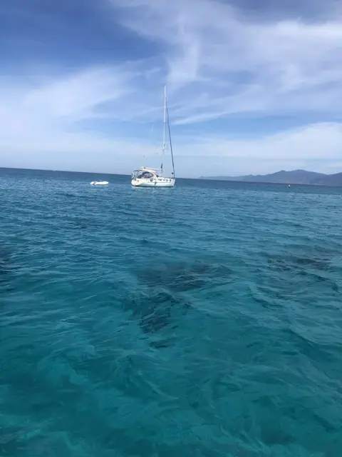 Segelyacht vor Anker in türkisem Wasser