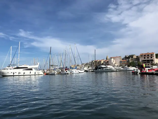 Hafen mit Yachten vor der Altstadt
