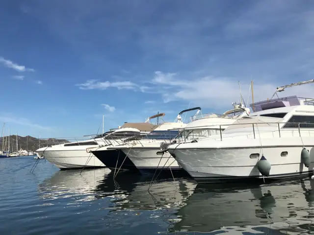 Motoryachten am Kai, gespiegelt im ruhigen Wasser