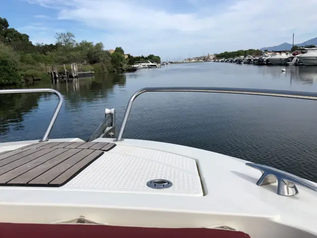 Fahrt mit dem Motorboot einen ruhigen Fluss hinauf