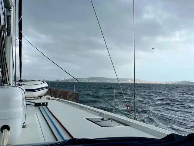 Vorschiff mit Beiboot unter grauen Wolken
