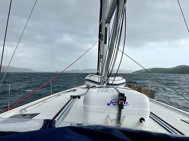 Blick über den Bug bei aufziehenden Wolken