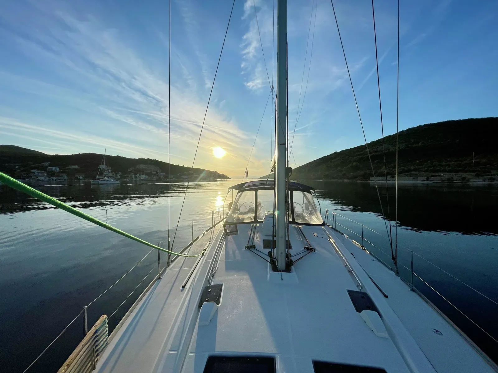 Segelyacht vor Anker in einer stillen Bucht bei Sonnenaufgang
