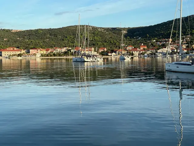 Kleiner Hafenort am Hang, Boote auf glattem Wasser