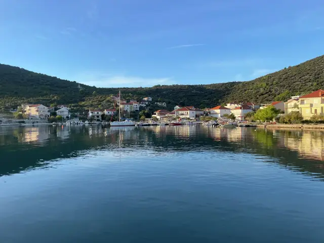 Bucht mit Häusern am Ufer, die sich im Wasser spiegeln