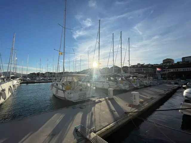 Marina im Gegenlicht der tiefstehenden Sonne