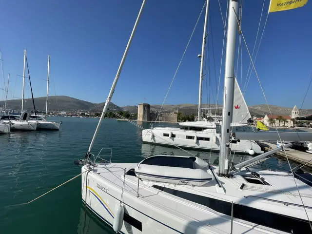 Yachten am Steg in Trogir, dahinter die Festung