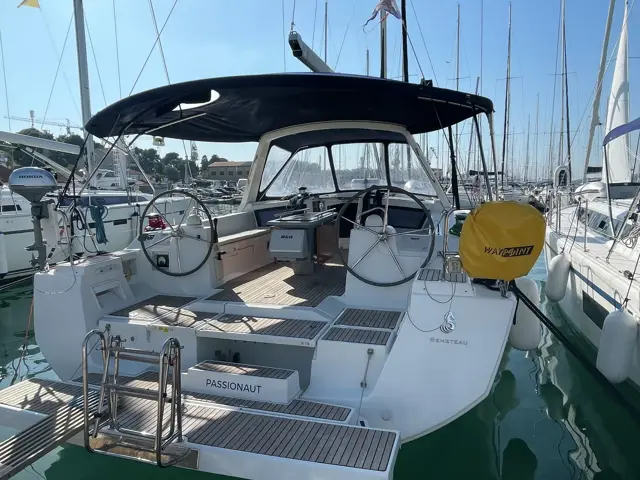 Cockpit einer Charteryacht mit zwei Steuerrädern