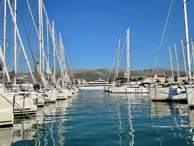Marina mit vielen Segelyachten unter blauem Himmel
