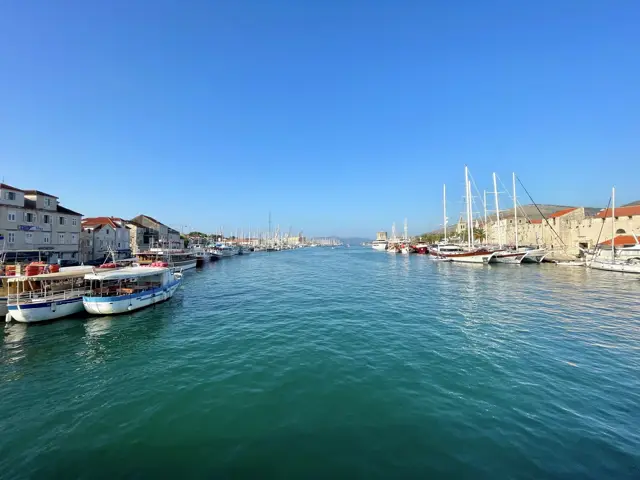 Kanal von Trogir mit Ausflugsbooten und Altstadt