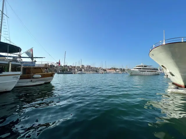 Hafenbecken mit Ausflugsschiffen in Trogir