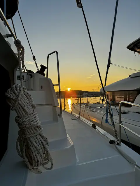 Sonnenuntergang zwischen zwei Yachten am Steg