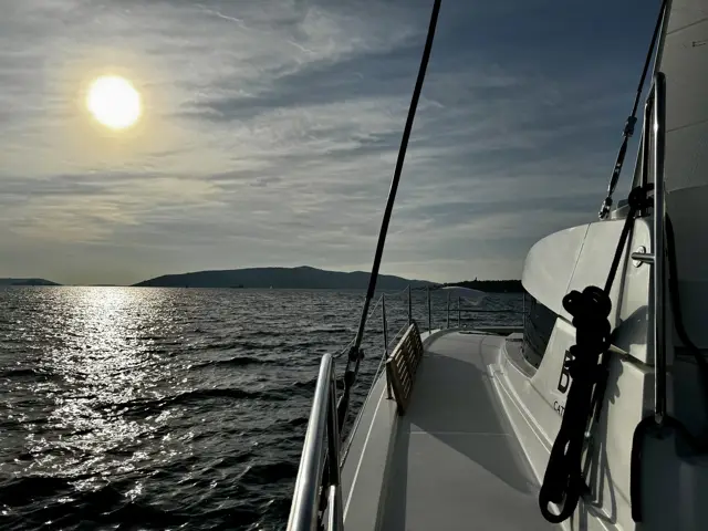 Gegenlicht auf dem Seitendeck eines Katamarans