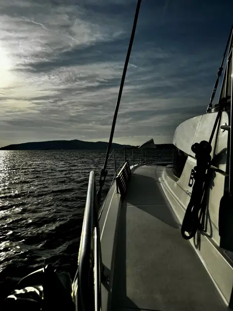 Seitendeck mit Leinen im Abendlicht