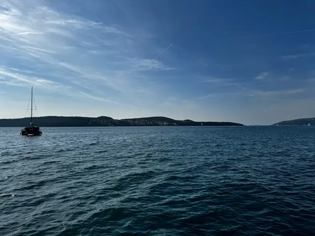 Einzelne Yacht vor Anker vor der Küste