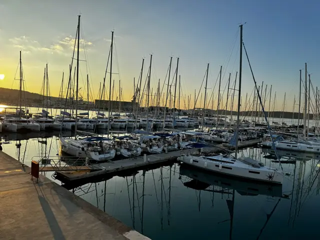 Volle Marina im Licht der untergehenden Sonne