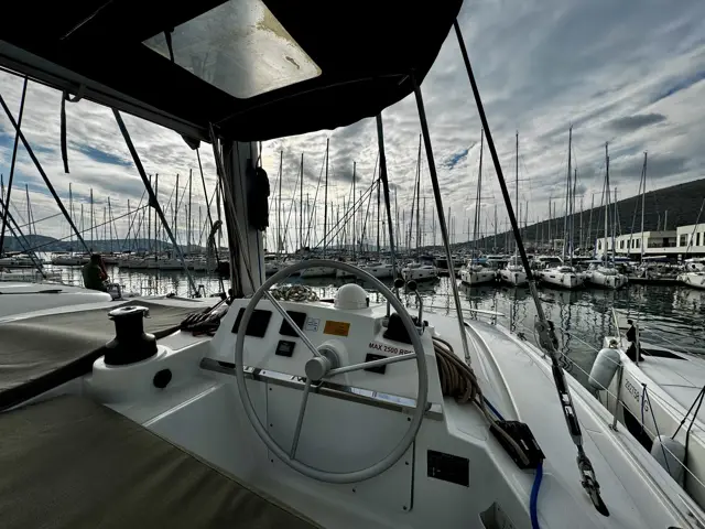 Steuerstand eines Katamarans mit Bimini