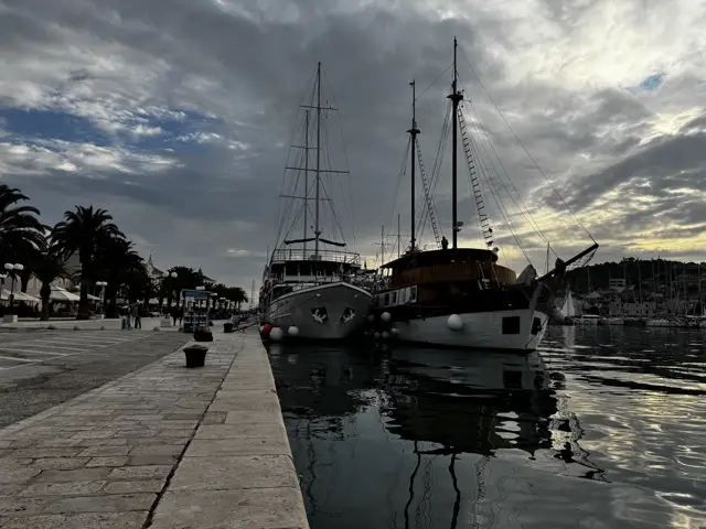 Traditioneller Zweimaster an der Promenade von Trogir