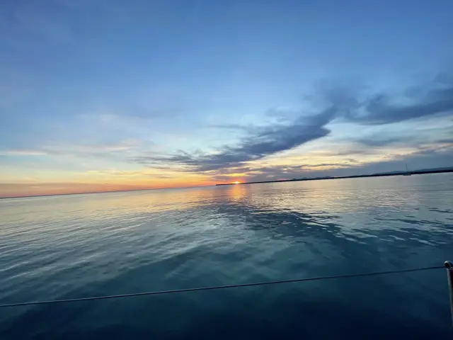 Sonnenuntergang über ruhigem Meer