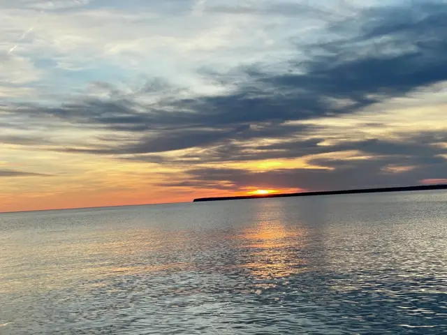 Abendrot hinter einer flachen Insel