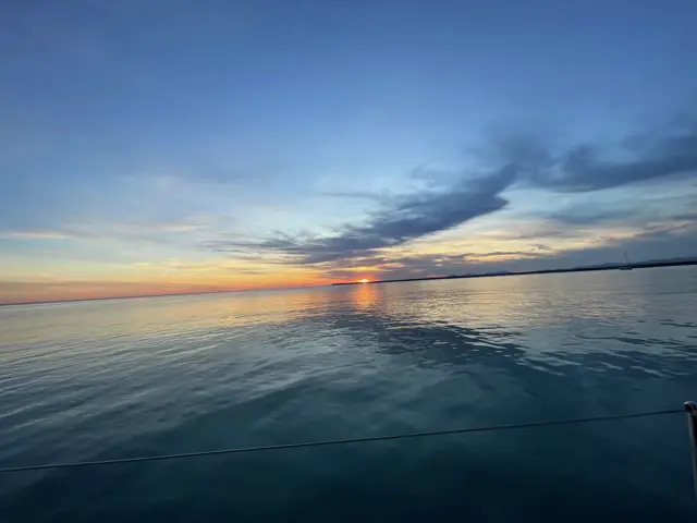 Sonnenuntergang mit Wolkenbändern über dem Meer