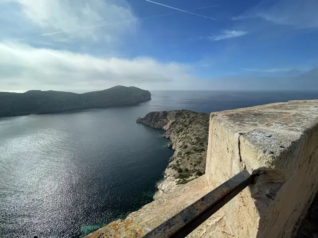 Blick von der Festungsmauer auf Steilküste und Meer