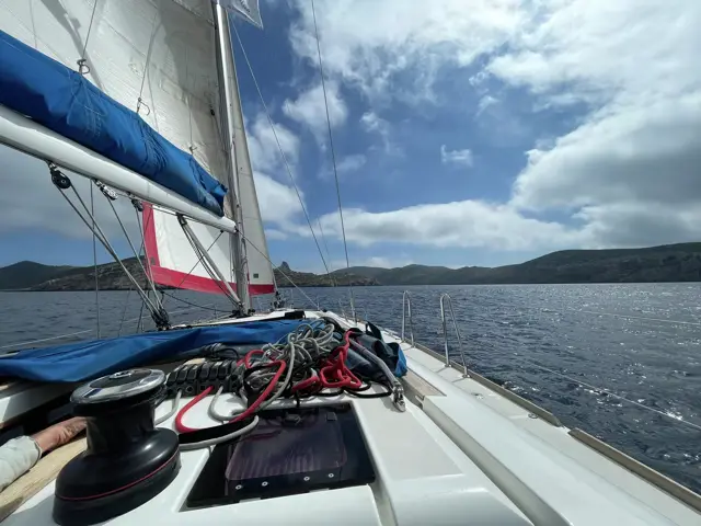 Cockpit mit Winsch und Leinen unter Segeln
