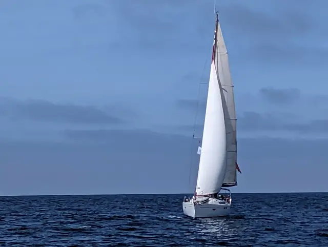 Segelyacht hart am Wind auf offener See