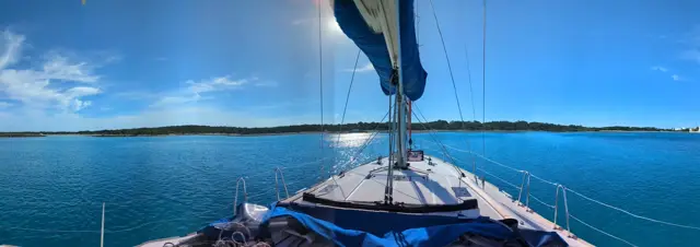 Panorama vom Vorschiff über eine türkise Bucht
