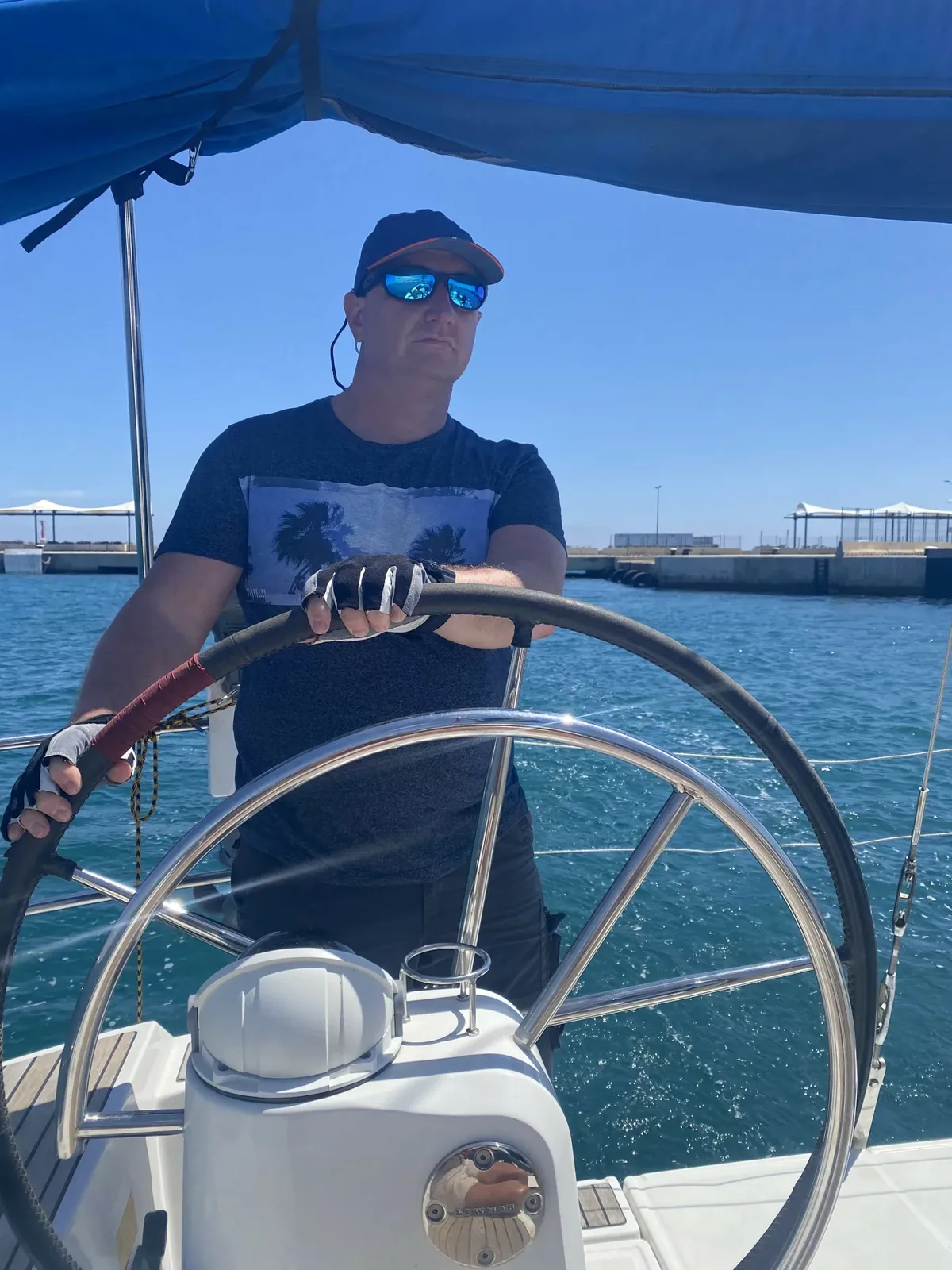 Skipper Kai Morlock am Steuerrad